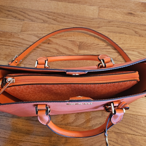 Micheal Kors orange bag set - Picture 4 of 4
